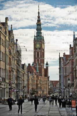 Gdanska starowka, ul. Dluga, w glebi Ratusz Glownomiejski....