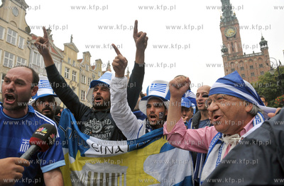 Dlugi Targ w Gdansku. Greccy kibice na ulicach Glownego...