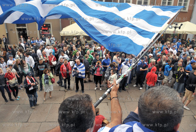 Dlugi Targ w Gdansku. Greccy kibice na ulicach Glownego...