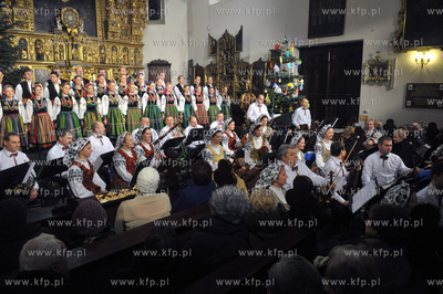 Koncert koled w wykonaniu zespolu Mazowsze w kosciele...