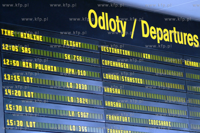 Tablica z informacjami o odlatujacych samolotach w...