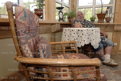Rudi Schuberth i jego dom na Kaszubach.  Na werandzie...