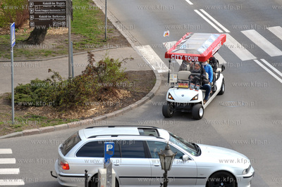 Pojazd elektryczny do przewozu turystow na rogu ul....