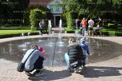 Viva Oliva swieto gdanskiej dzielnicy Oliwa. Spacerowicze...