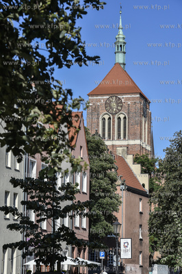 Gdańsk Głowne Miasto.  Ul. Świętojańska i kościół...