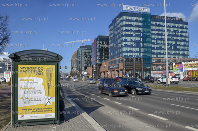 Gdańsk. Al. Grunwaldzka. Przystanek z reklamą wyborów...