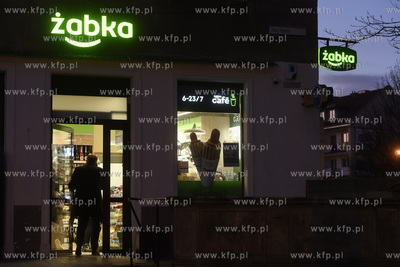 Sklep sieci Żabka na Targu Rybnym na Głównym Mieście...