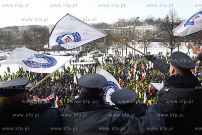 Gdansk. Pikieta przed Urzedem Wojewodzkim sluzb mundurowych...