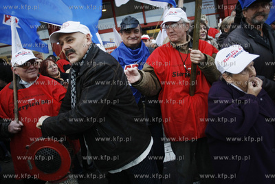 Gdynia. Wolny Zwiazek Zawodowy Sierpien 80 i OPZZ 
pod...