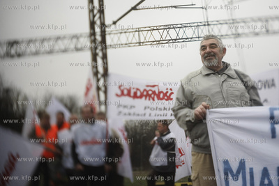 Gdansk. Dworzec Glowny. Protest kolejarzy, ktorzy domagaja...