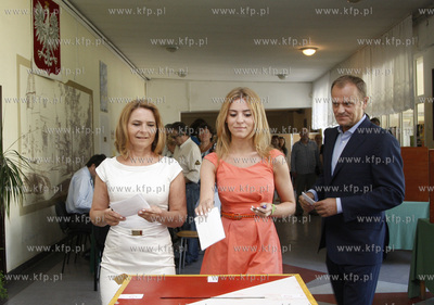 Sopot. Wybory prezydenckie. Glosuje Premier RP Donald...