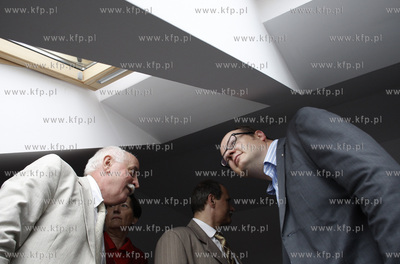 Uroczystosc oficjalnego przekazania 98 nowych mieszkan...