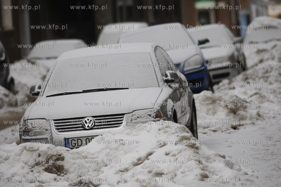Gdansk. Zaparkowane auto na ul. Koziej.
04.01.2011
fot....