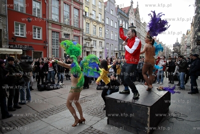 Gdańsk. Teatr w Oknie przy ul Długiej. Wolontariusze...