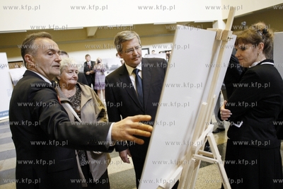 Gdynia. Prezydent RP Bronislaw Komorowski z mama odwiedzil...