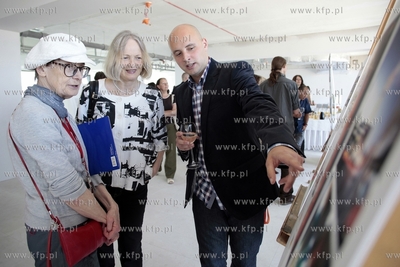 Uroczystosc prezentacji efektu pracy studentow i profesorow...