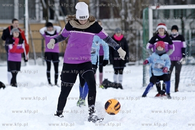 Gdansk Zaspa. Pilkarski turniej dzikich druzyn Do przerwy...