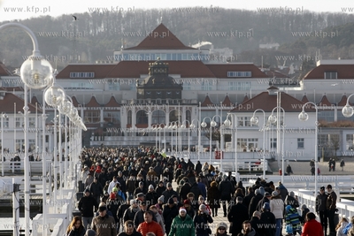 Tłum spacerujących na sopockim molo w drugi dzień...