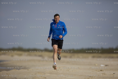 Adam Korol biega na plazy na gdanskich Stogach. 30.04.2015...