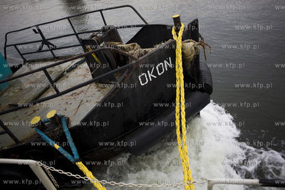 Transport historycznego holownika Okoń z przystani...