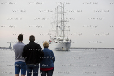 Żaglowiec Wind Surf wpływa do portu w Gdyni.
10.08.2017
fot....