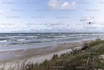 Kitesurferzy w Lubiatowie. 01.10.2023 fot. Paweł Marcinko...