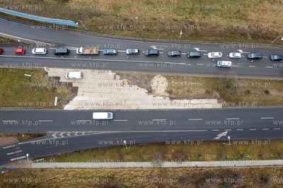 Przygotowania do zmiany organizacji ruch na estakadzie...