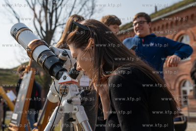 Ogląganie cześciowego, 13% zaśmienia słońca na...