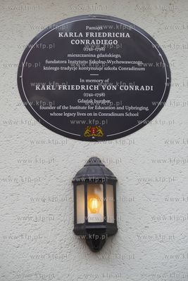 Przy ul. Piwnej 3/4 odsłonięto pamiatkowa tablicę...