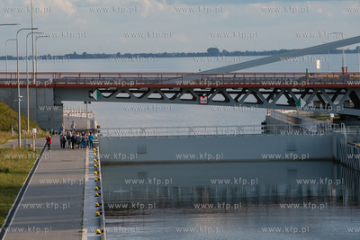 Kanał przez Mierzeję Wiślaną – łączący drogą...