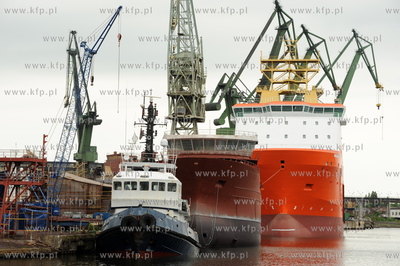 Stocznia Gdanska w niedziele. n/z holowni Stadt Tug,...