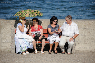 Gdynia. Tlumy turystow i mieszkancow gdyni podczas...