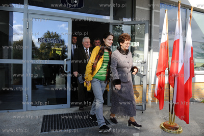 Gdansk. Wybory parlamentarne. Glosuje Lech Walesa z...