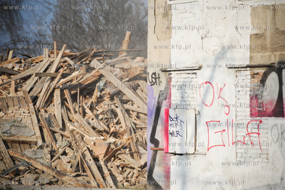 Gdansk. Rozbiorki budynkow mieszkalnych przy ul Marynarki...