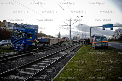 Kierowca samochodu ciezarowego po awarii jednego z...