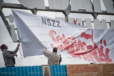 Gdansk. Brama Historyczna nr 2 Stoczni Gdanskiej. Stoczniowcy...