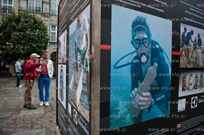 Gdansk. Dlugi Targ. Otwarcie wystawy pt REACT FOR WORLD...