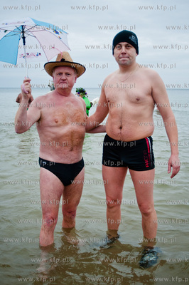 Gdansk. Plaza w Jelitkowie. Noworoczna zimowa kapiel...