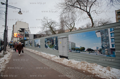 Gdynia. Budowa Infoboxu na skwerze przy ulicy Swietojanskiej...