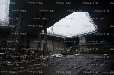 Gdansk. Wisloujscie. Montaz maszyny drazacej TMB, ktora...