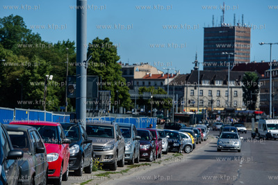 Gdansk. Auta zaparkowane przy ulicy Okopowej w sasiedztwie...