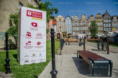 Gdansk. Skwer miedzy ulica Mariacka, a Sw. Ducha. Prezentacja...