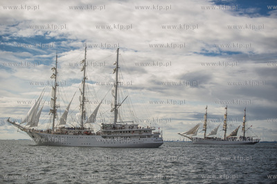 Zatoka Gdańsk. Wspólne ćwiczenia stawiania żagli...