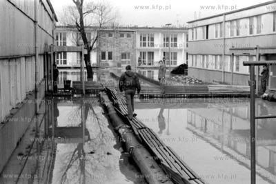 Zalana dzielnca Gdansk Orunia. 30.04.1980  5kwieicien80_z.kosycarz_p43...
