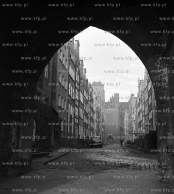 Gdańsk, Brama Mariacka i ul. Mariacka na której widac...