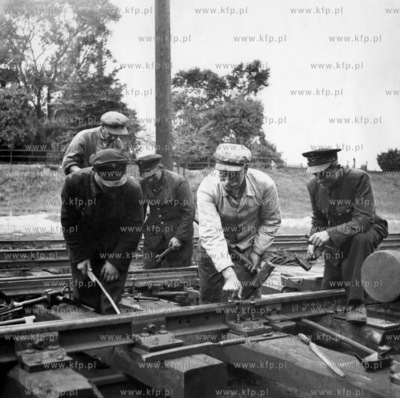 Czlonkowie brygady Juliana Schilko przy wymianie rozjadu...