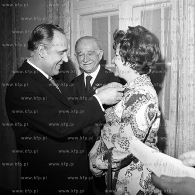 Konsul generalny ZSRRw Gdańsku Fiodor Szarykin dekoruje...