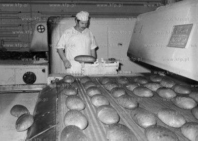 Wypiek chleba w piekarni nr 7 w Gdańsku Oliwie. 7.02.19771luty77_z.kosycarz_p9Fot....