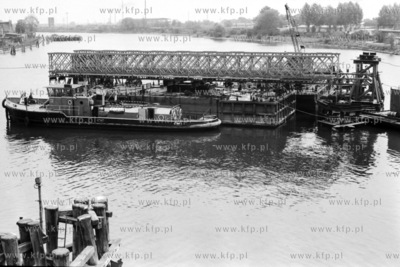 Budowa tymczasowej przeprawy przez Martwa Wisłe łączacą...