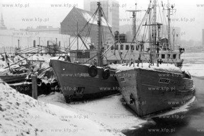 Zimowy postój statków badawczych Centralnego Muzeum...